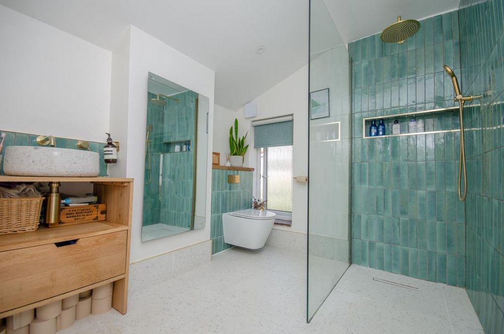 Property photo 3 of 29 Lena St-04.Jpg