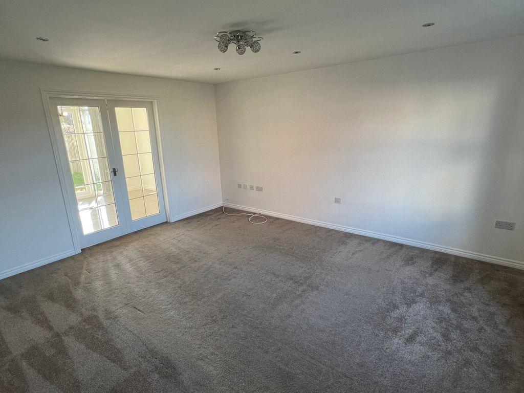 Property photo 2 of 18 Lounge