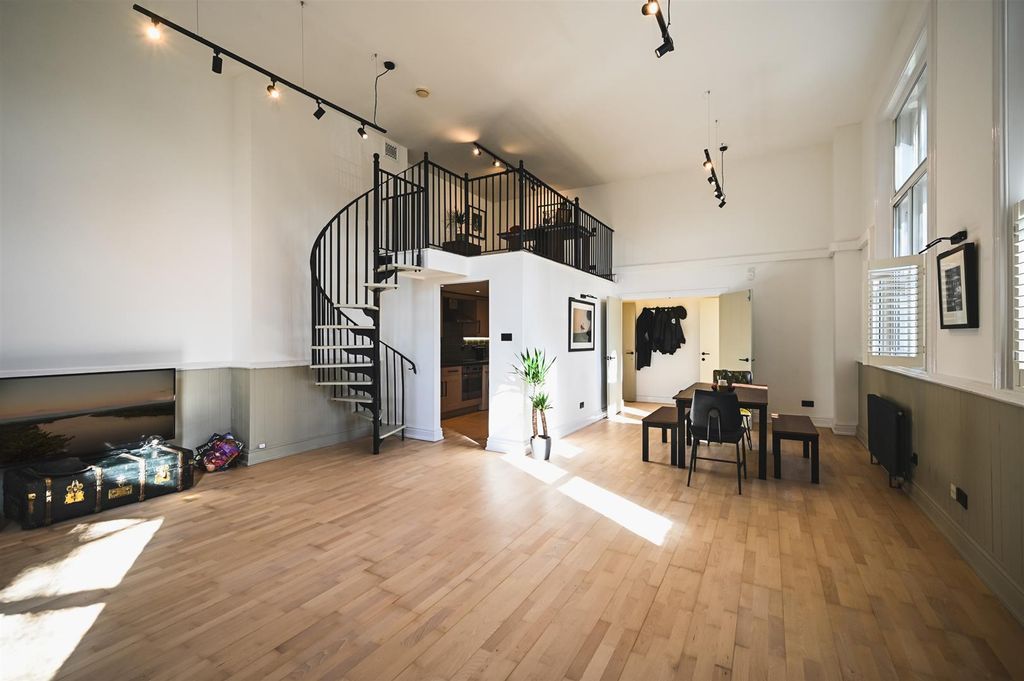 Property photo 1 of 26 Lounge