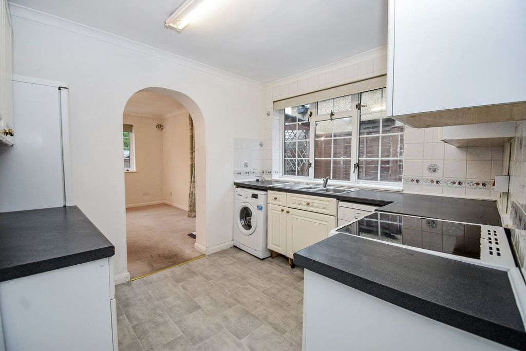 Property photo 3 of 11 Kitchen