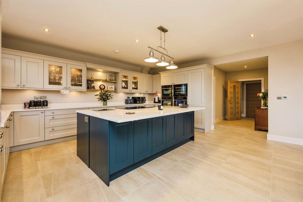 Property photo 1 of 28