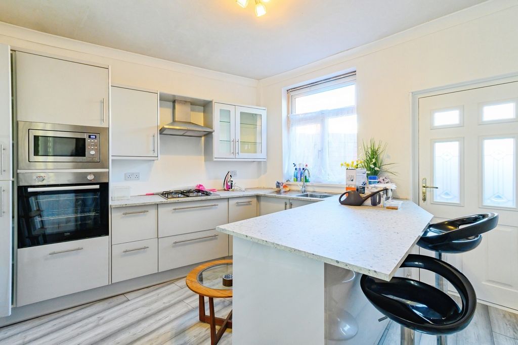 Property photo 3 of 8 Kitchen