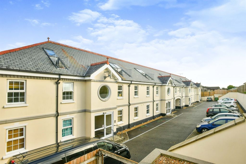3 bed flat for sale Burraton Coombe