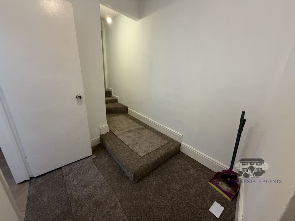 Property photo 2 of 9 Entrance Passage