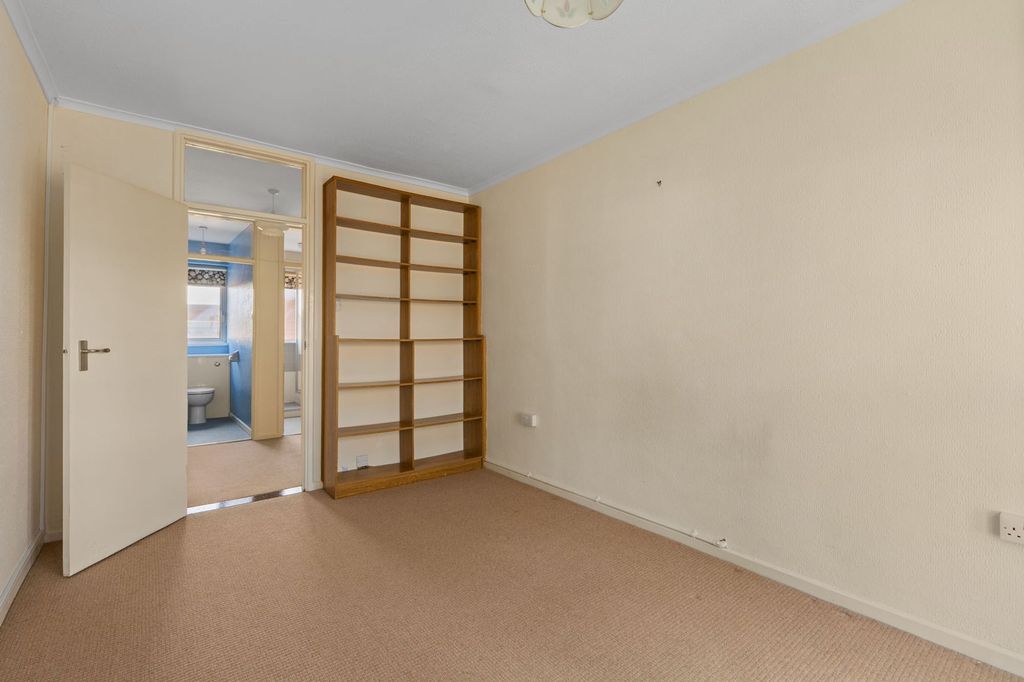 Additional image 7 of 3 bed flat for saleHartland Road, Epping CM16