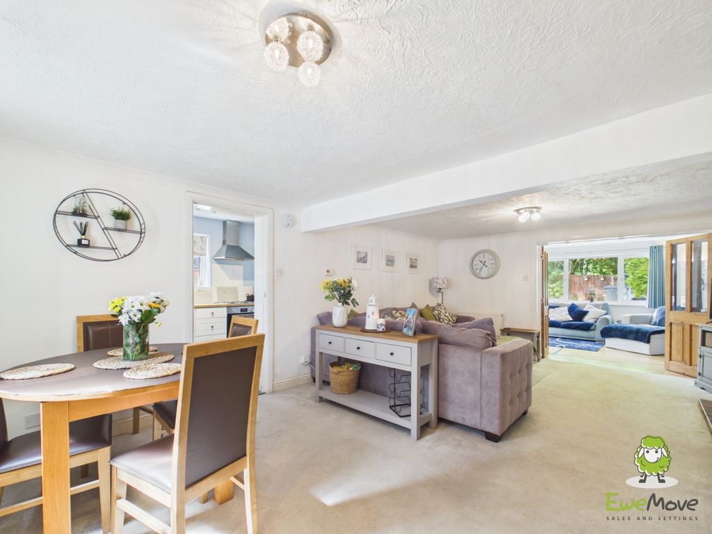 Property photo 3 of 19 Ewemove Estate Agents Basingstoke - Primrose Cotta