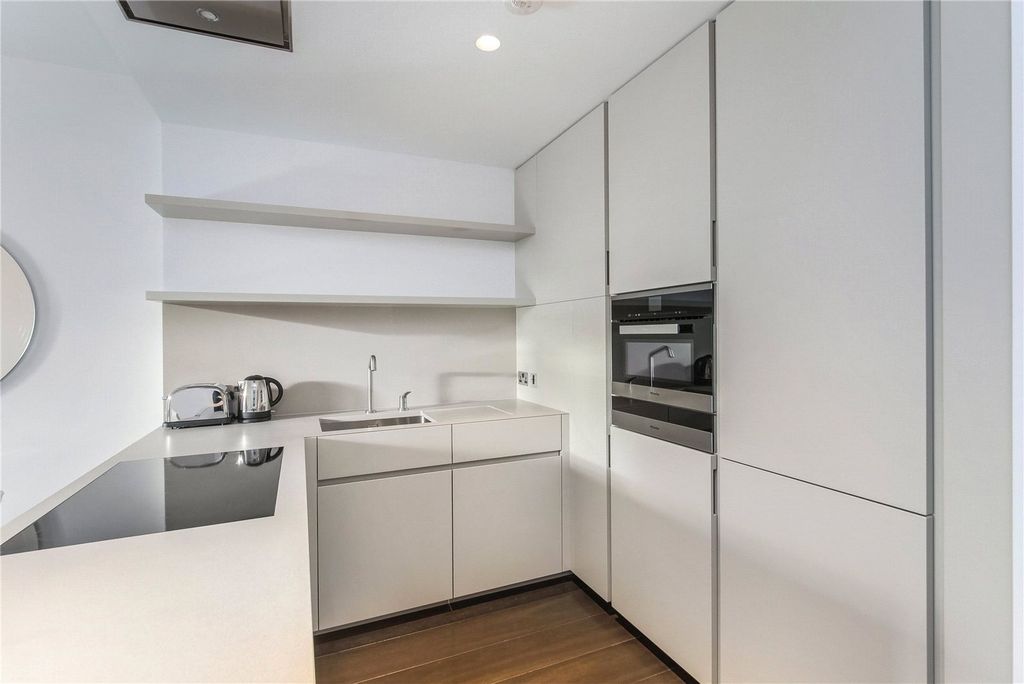 Property photo 3 of 11 Kitchen