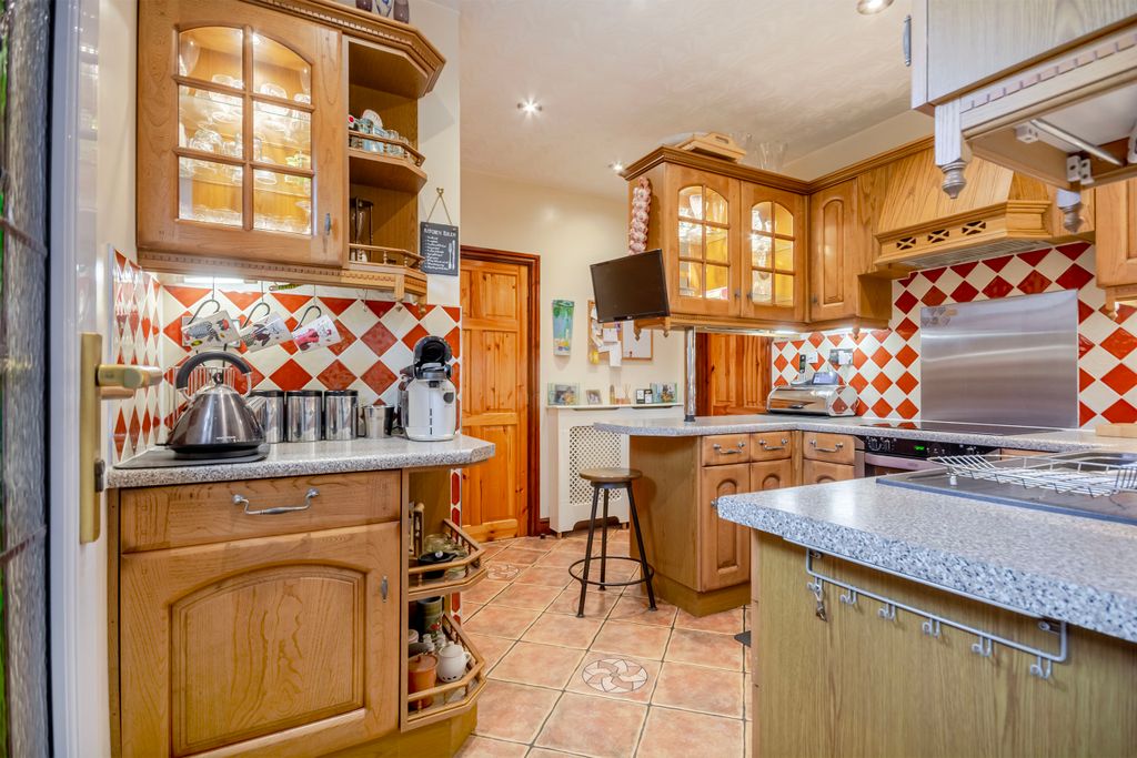 Property photo 2 of 42