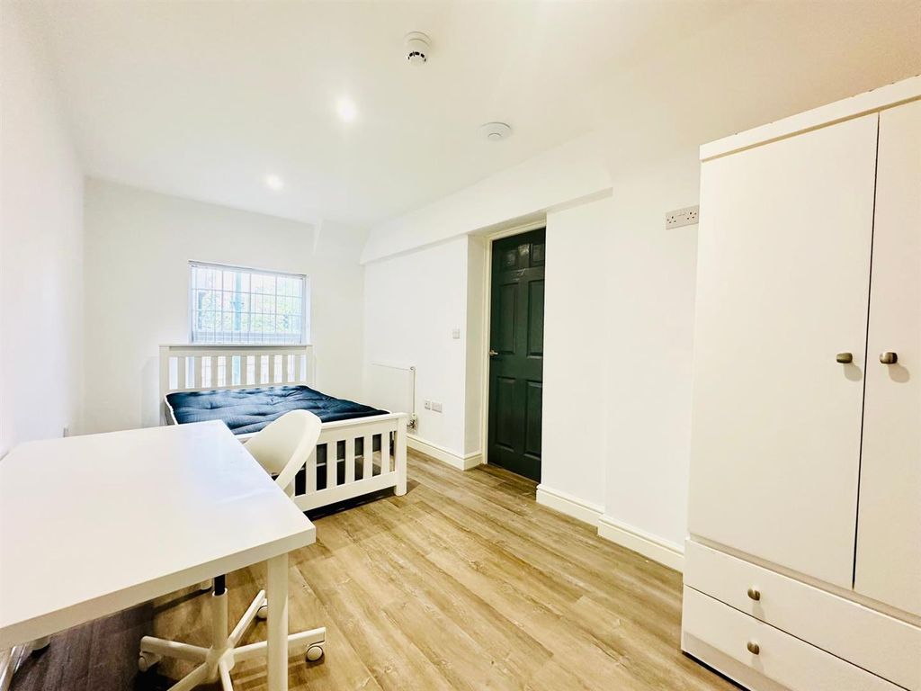 Property photo 1 of 5 Studio