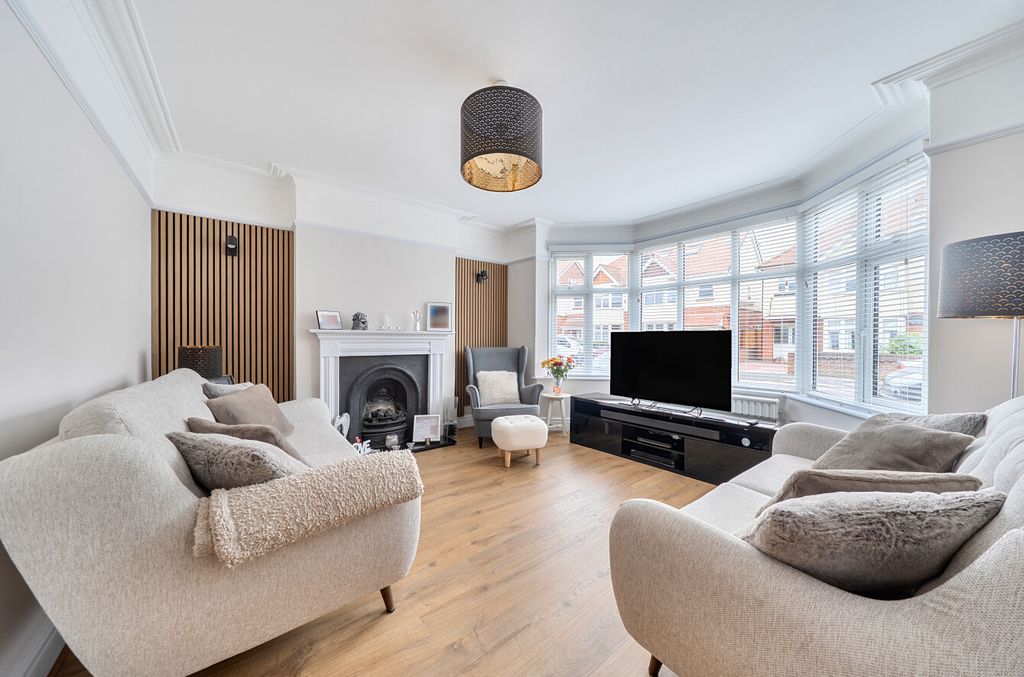 Property photo 2 of 12 1369606-10-68Efb5...