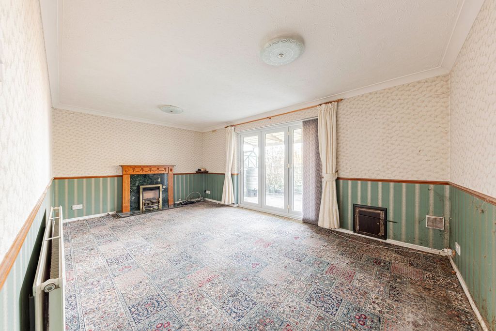 Property photo 3 of 23 Living Room (1)