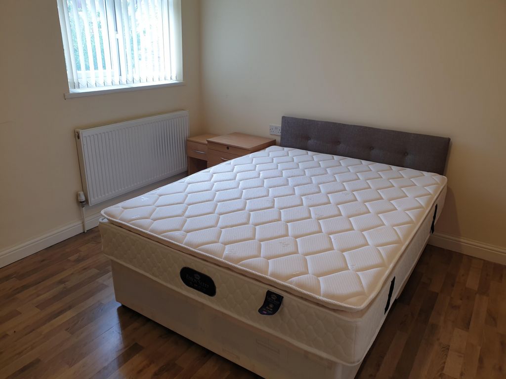 Property photo 1 of 7 Yew Tree Road