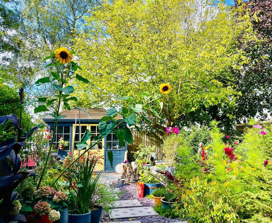 Property photo 2 of 21 Garden In The Summer.Jpeg