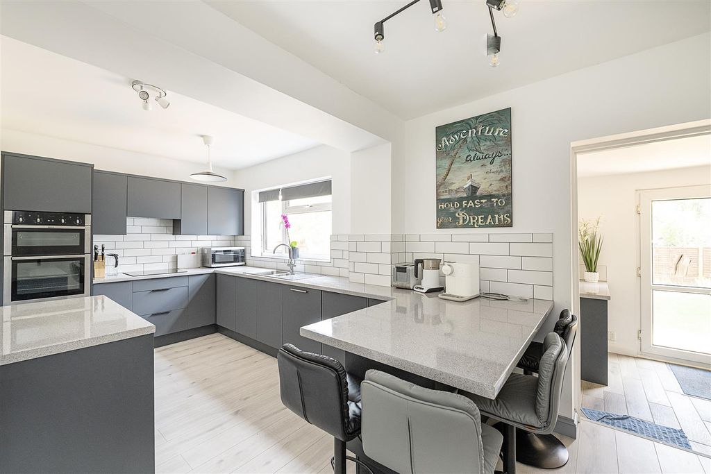 Property photo 2 of 11 2-St-Johns-Road-06.Jpg