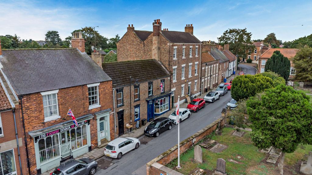 Property photo 2 of 30 8663285-Exterior02-800