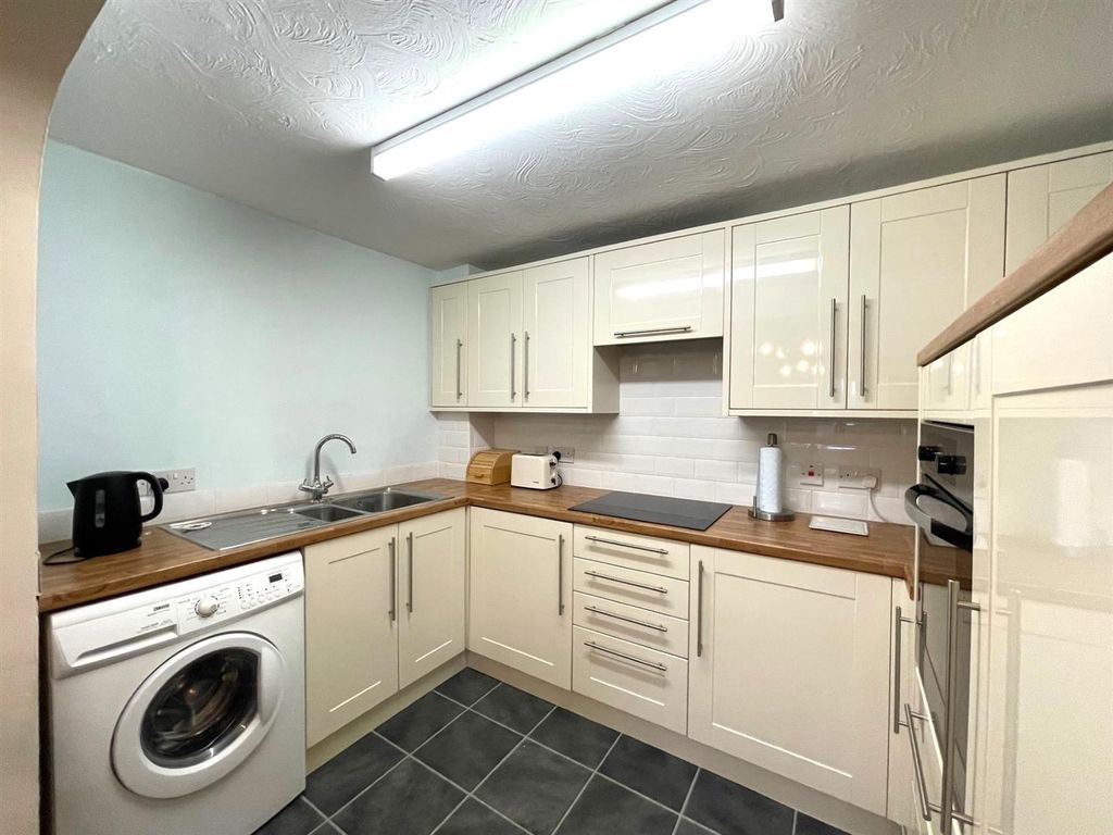 Property photo 3 of 12 Kitchen