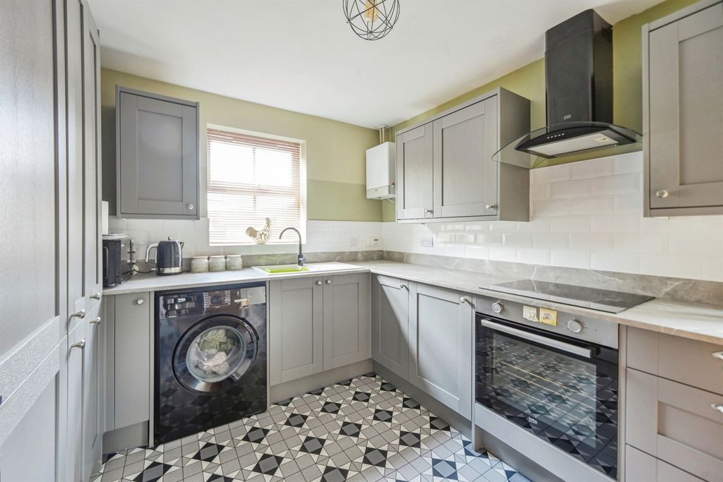Property photo 3 of 16 Kitchen: