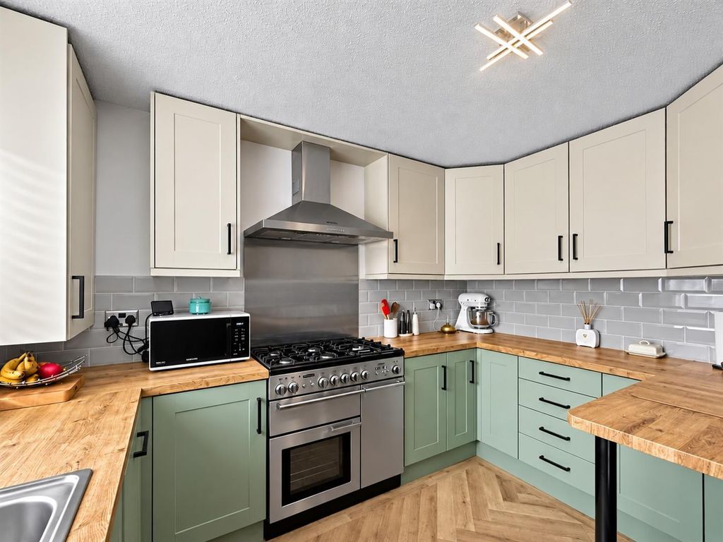 Property photo 2 of 9 Kitchen