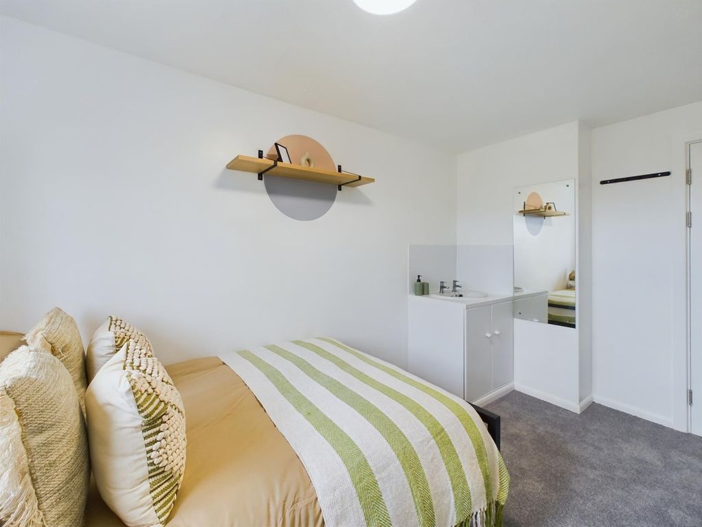 Property photo 3 of 23 A Stylish And Inviting Double Bedroom Featuring Mo...