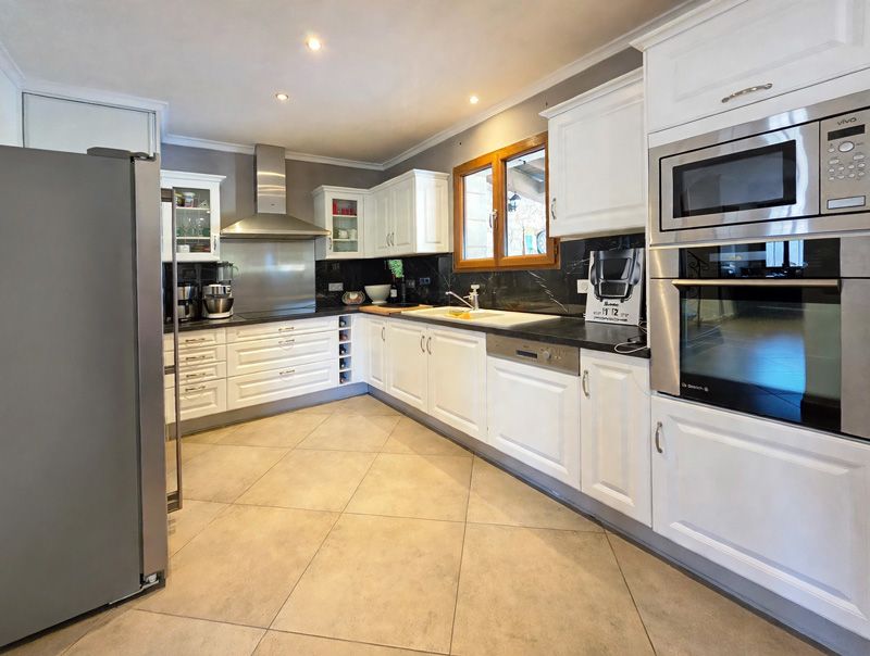 Property photo 3 of 31 Clean_Kitchen_Real_Estate