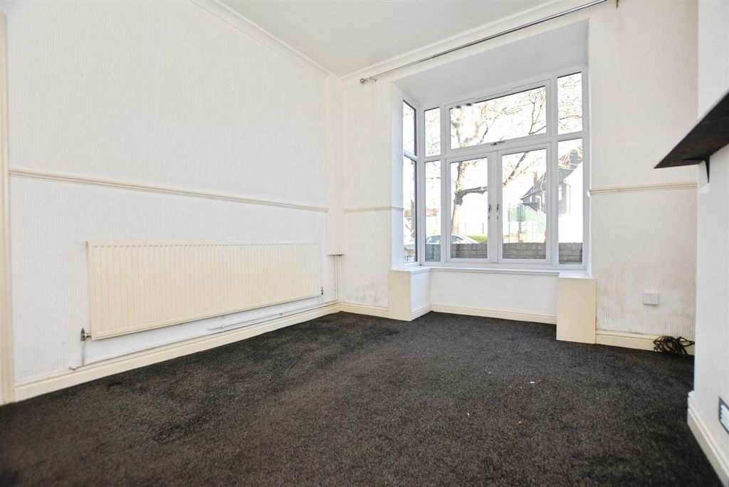 Property photo 3 of 14 Living Room