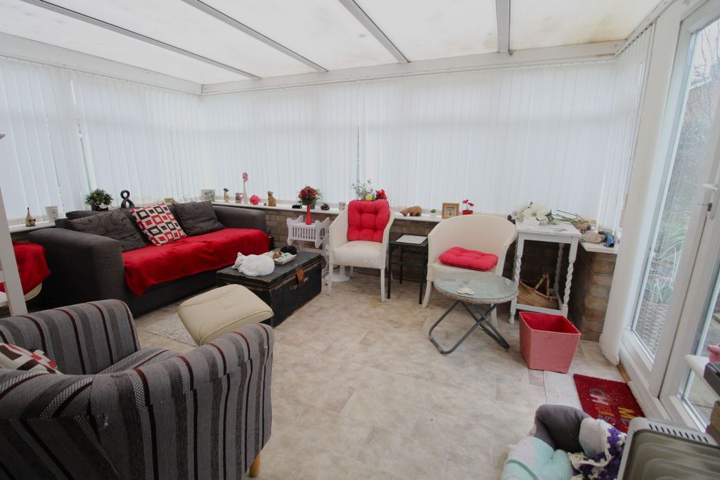 Property photo 3 of 18 Conservatory