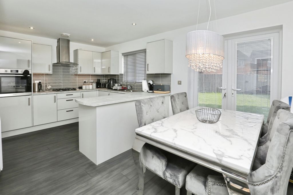 Property photo 2 of 19 Kitchen/Diner