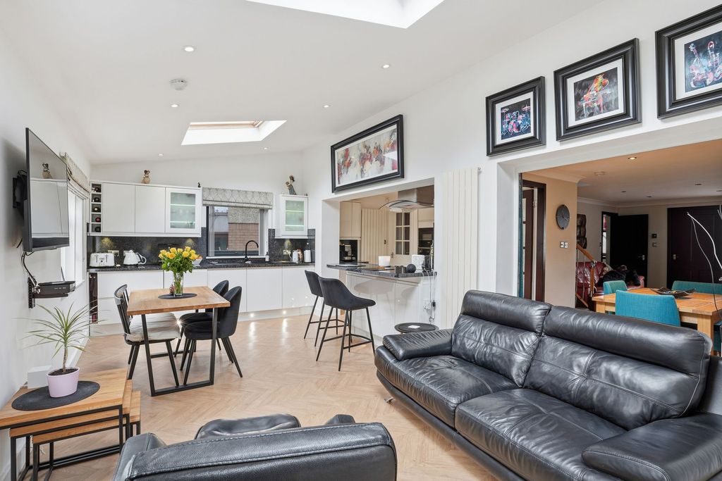 Property photo 3 of 25