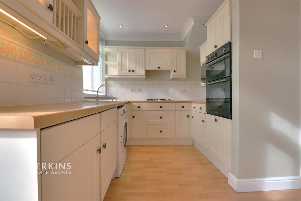 Property photo 1 of 8 Kitchen..Jpg