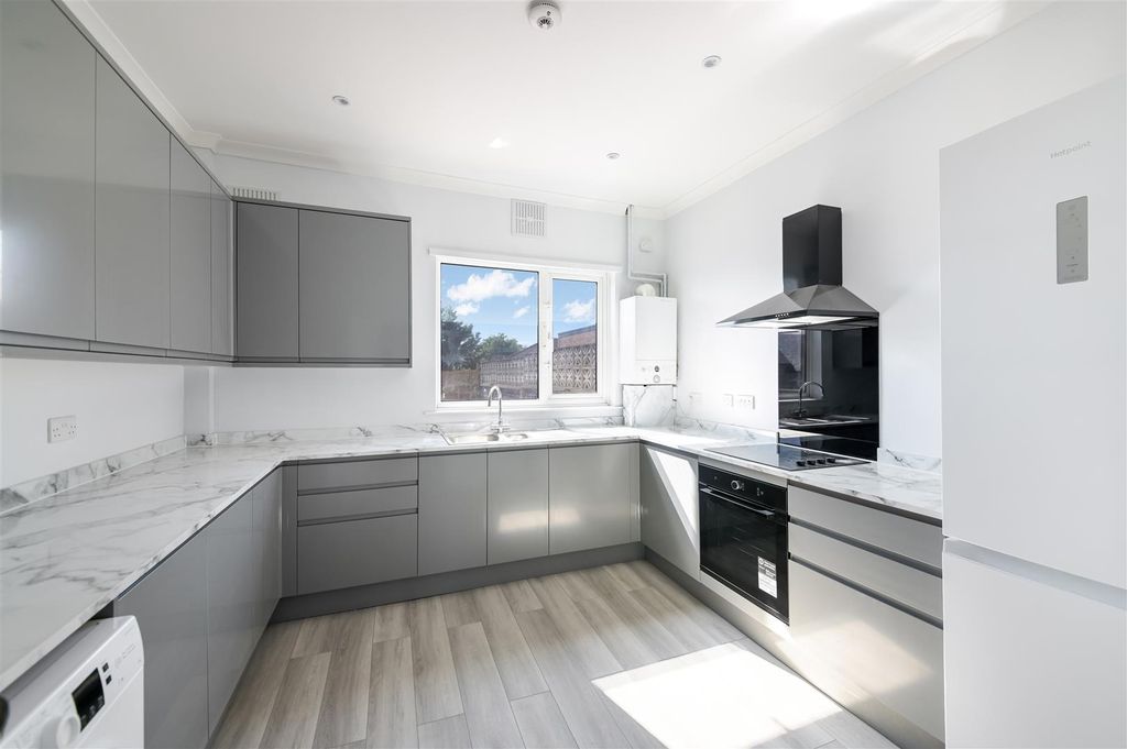 Property photo 1 of 16 London Road,520A-23.Jpg