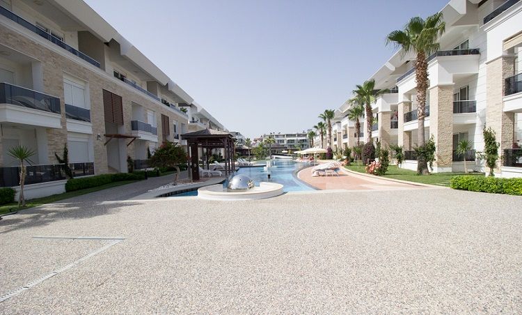 Property photo 3 of 15 Modern 2-Bed Side Garden Apartment - Well-Maintained Secure Complex