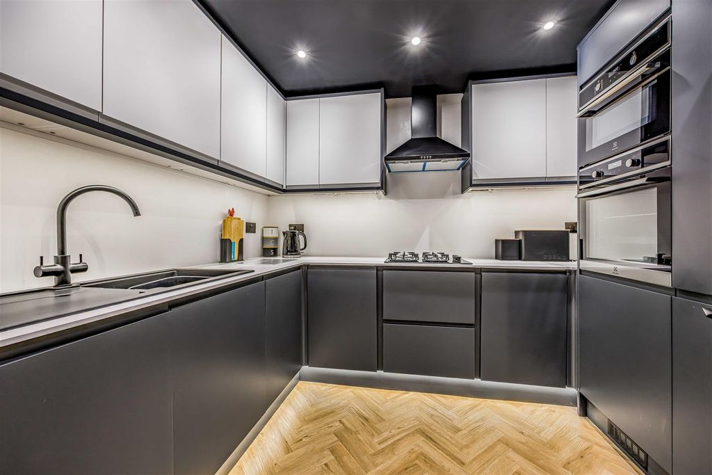 Property photo 2 of 17 Flat 5, Elizabeth House, Besconsfield Road, Waterl