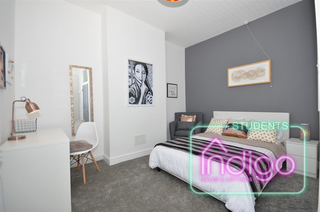 Property photo 1 of 18 47 Ashfields New Road (51).Jpg