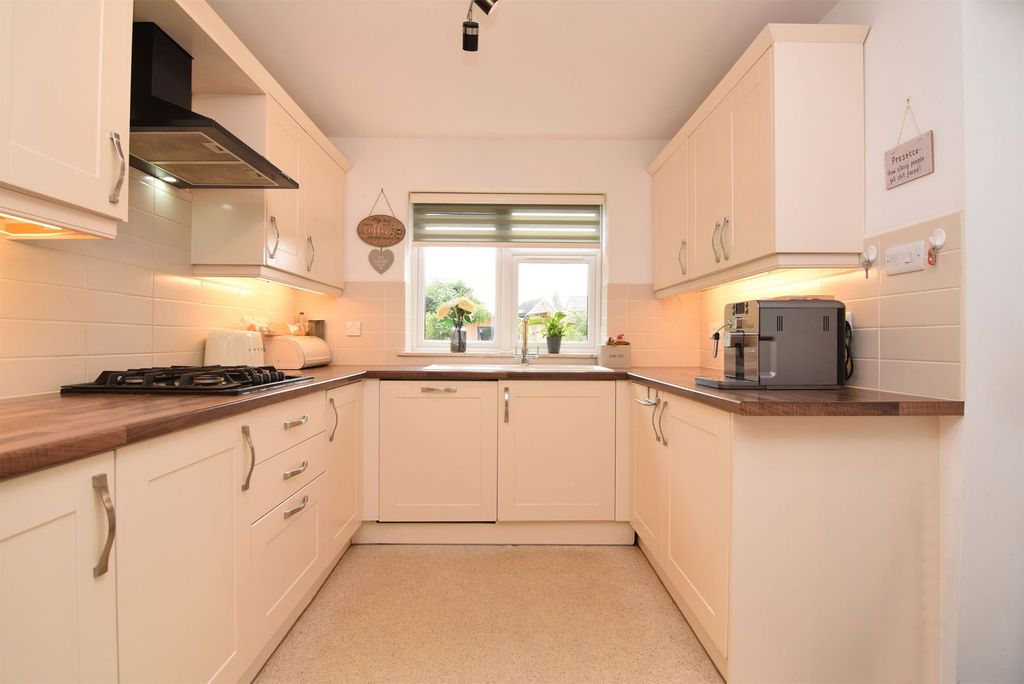 Property photo 2 of 28