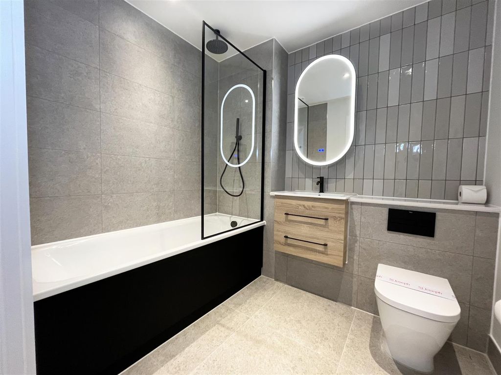 Property photo 2 of 7 Bathroom.Jpg