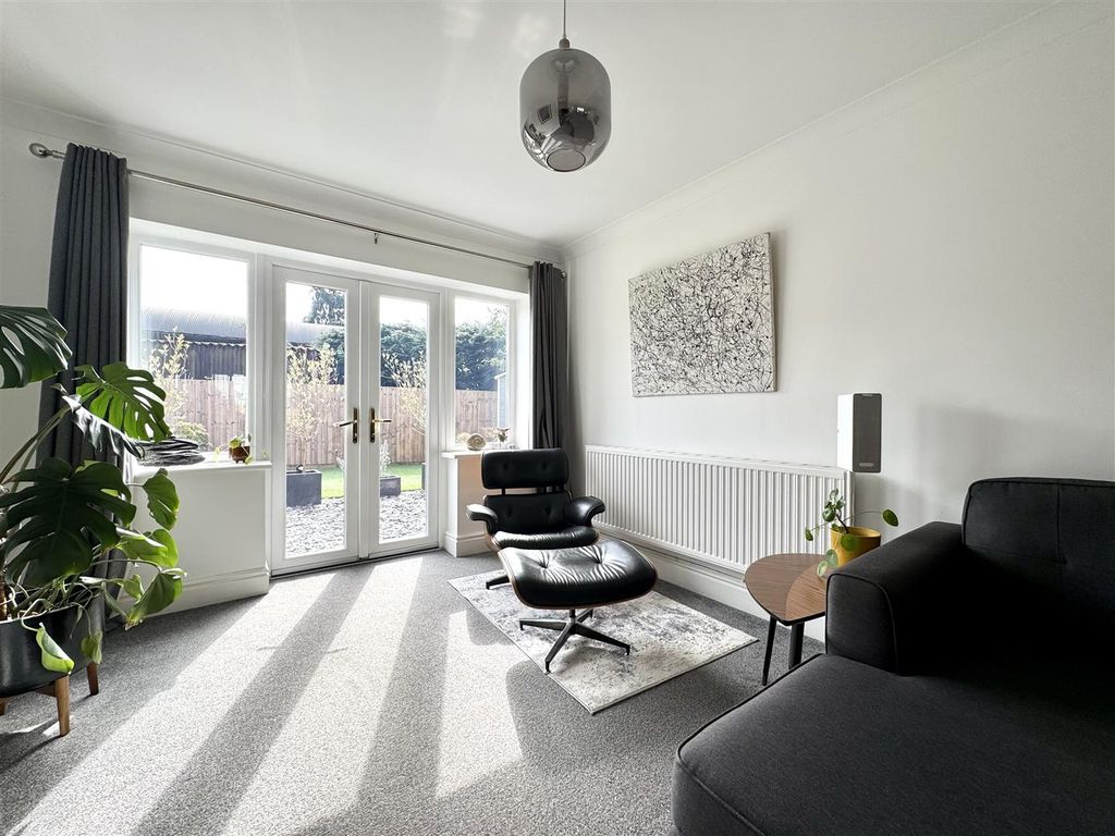 Property photo 3 of 22 Lounge/Diner