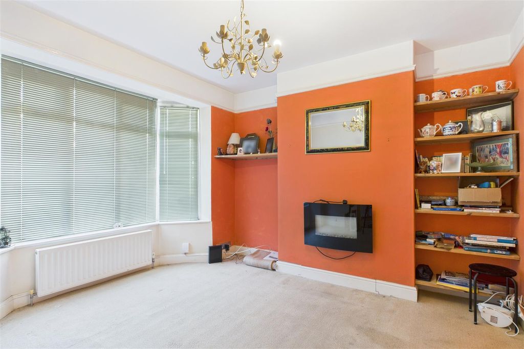 Property photo 3 of 15 Lounge