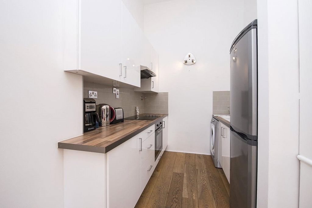 Property photo 3 of 11 Kitchen