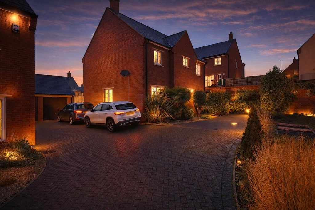 Property photo 2 of 32 cl Dusk 2.Png