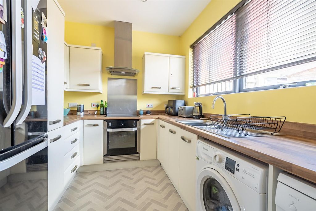 Property photo 2 of 17 Kitchen