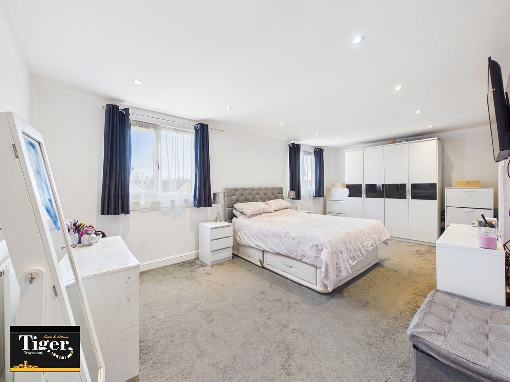 Property photo 3 of 28 Cam03440G0-Pr0537-Still015