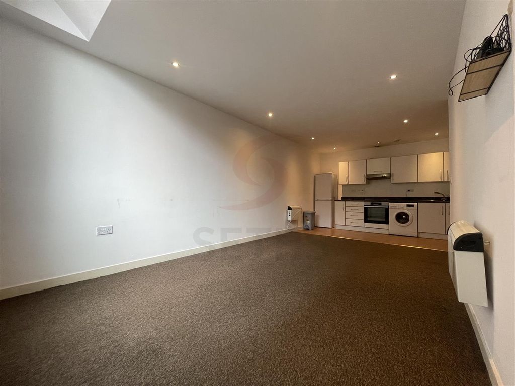 Property photo 2 of 7 Kitchen/Lounge