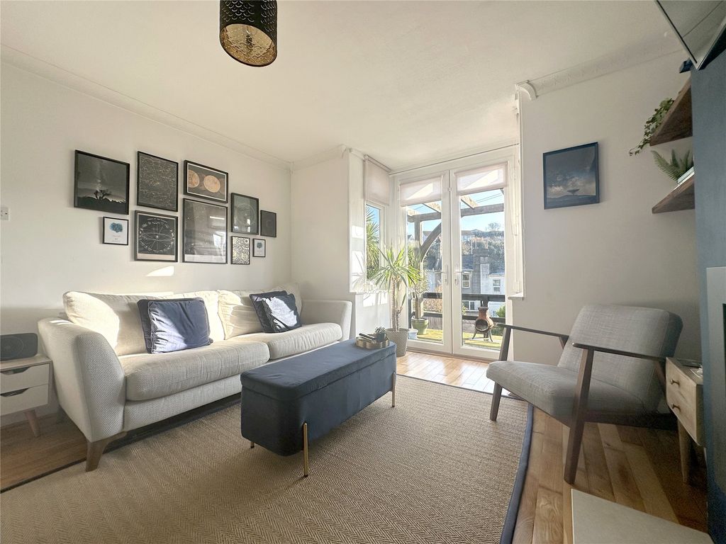 Property photo 3 of 17 Living Room