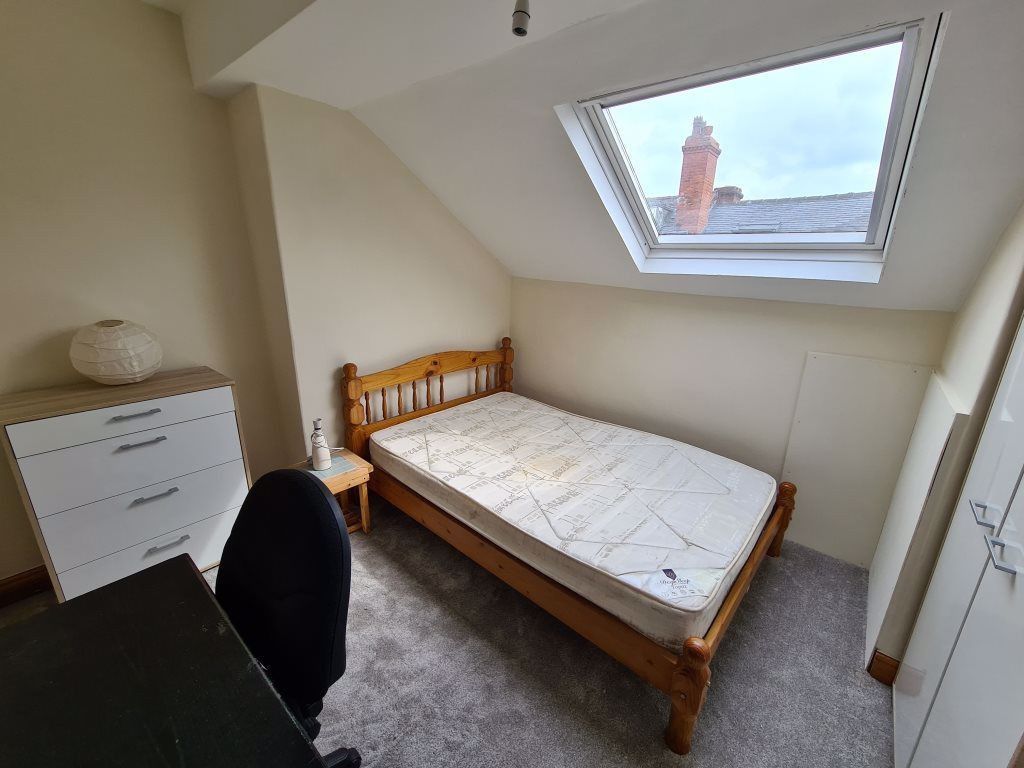 Property photo 1 of 16 Bright And Cozy Single Bedroom Featuring A Sloped ...