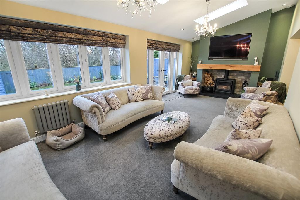 Property photo 3 of 17 Sitting Room.Jpg