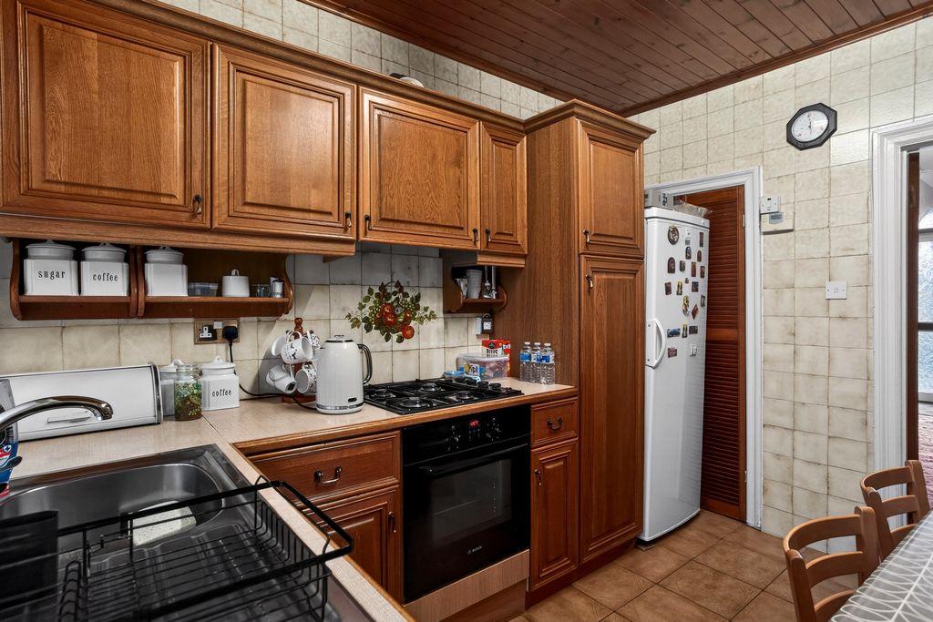 Property photo 2 of 27