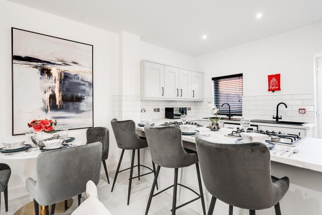 Property photo 2 of 13 A Modern, Spacious Living Room With Abundant Natur...