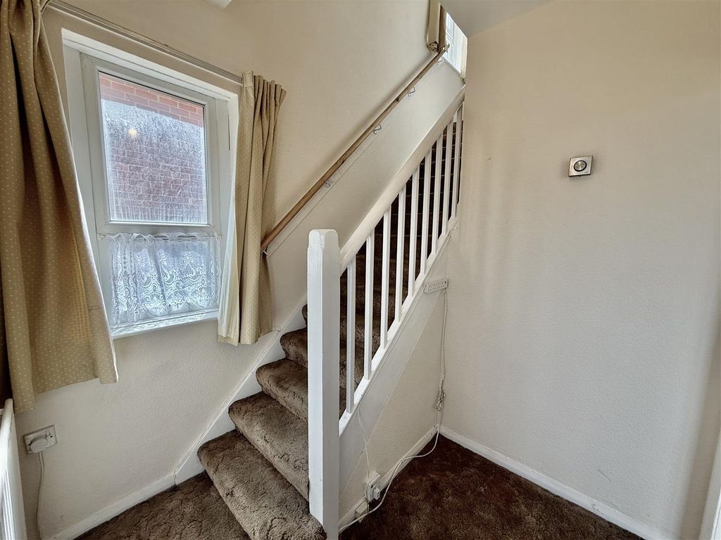 Property photo 3 of 16 Entrance Hall
