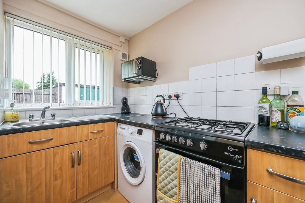 Property photo 2 of 11 Kitchen