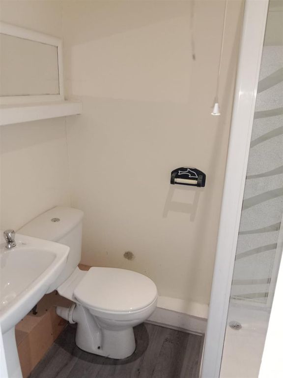 Property photo 1 of 4 Bathroom.Jpg